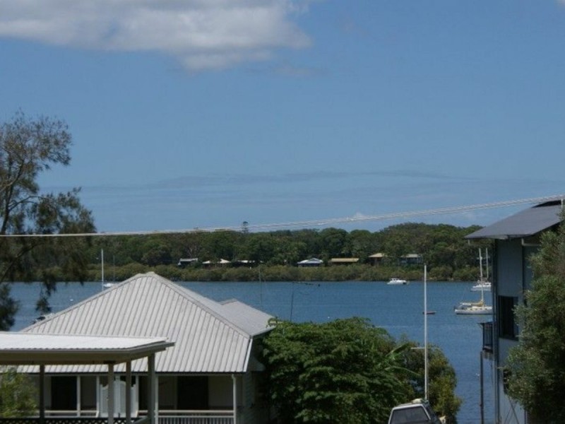 31 LUCAS DR, Lamb Island QLD 4184