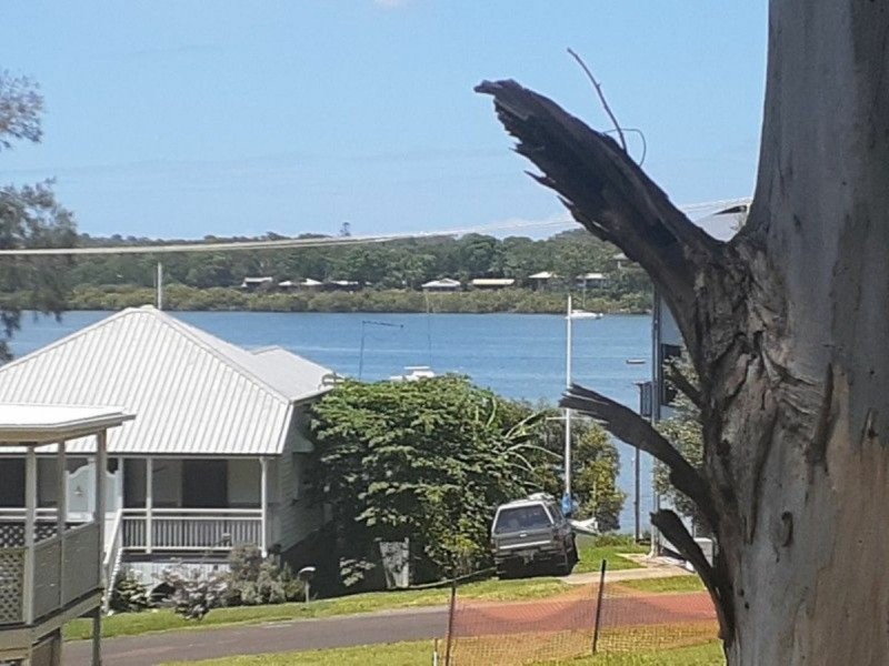 31 LUCAS DR, Lamb Island QLD 4184