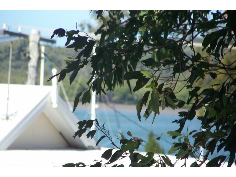 31 LUCAS DR, Lamb Island QLD 4184