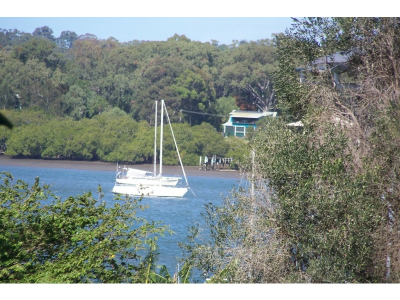 31 LUCAS DR, Lamb Island QLD 4184