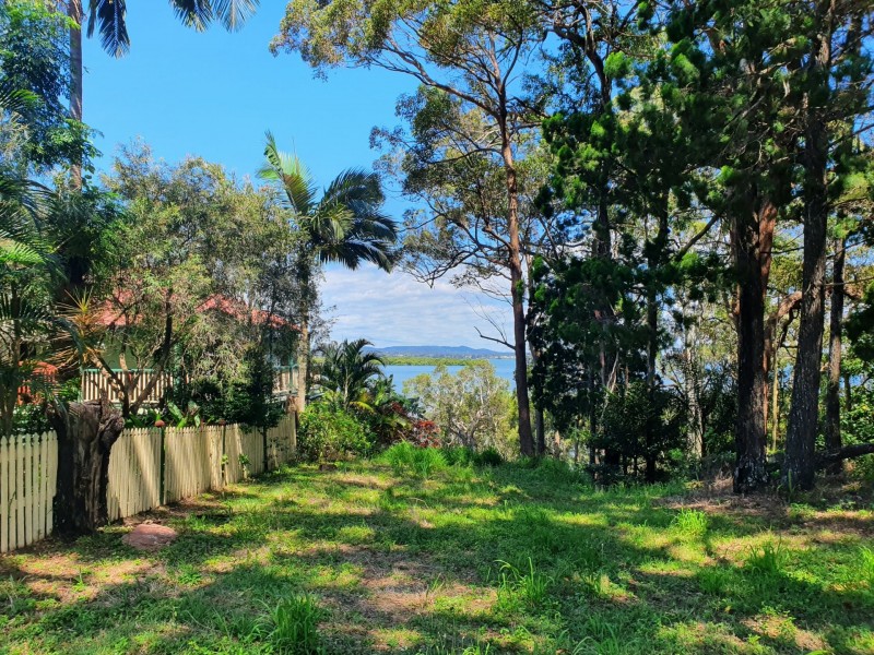33 Coast Road, Macleay Island QLD 4184
