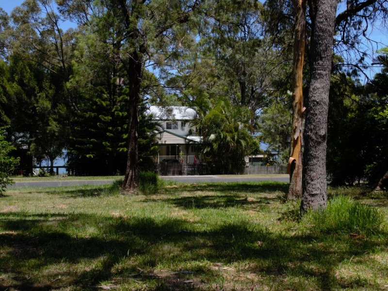 16 Coast Road, Macleay Island QLD 4184
