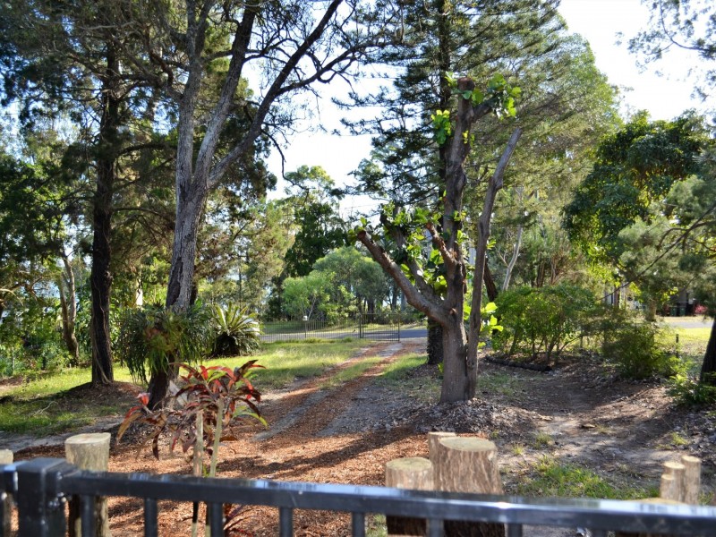 10 Coast Road, Macleay Island QLD 4184