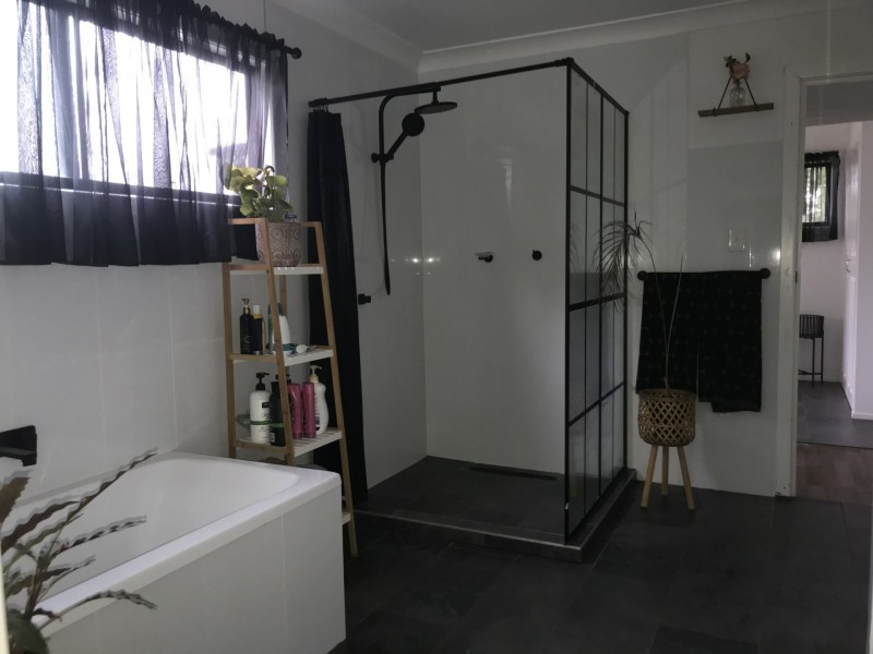 10 Curlew Street, Macleay Island QLD 4184