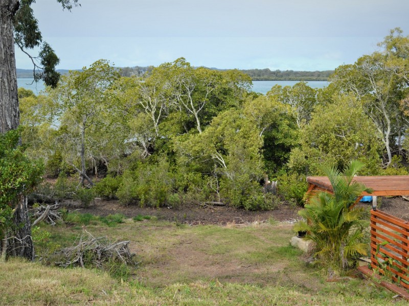 21 Blue Bay Crescent, Macleay Island QLD 4184