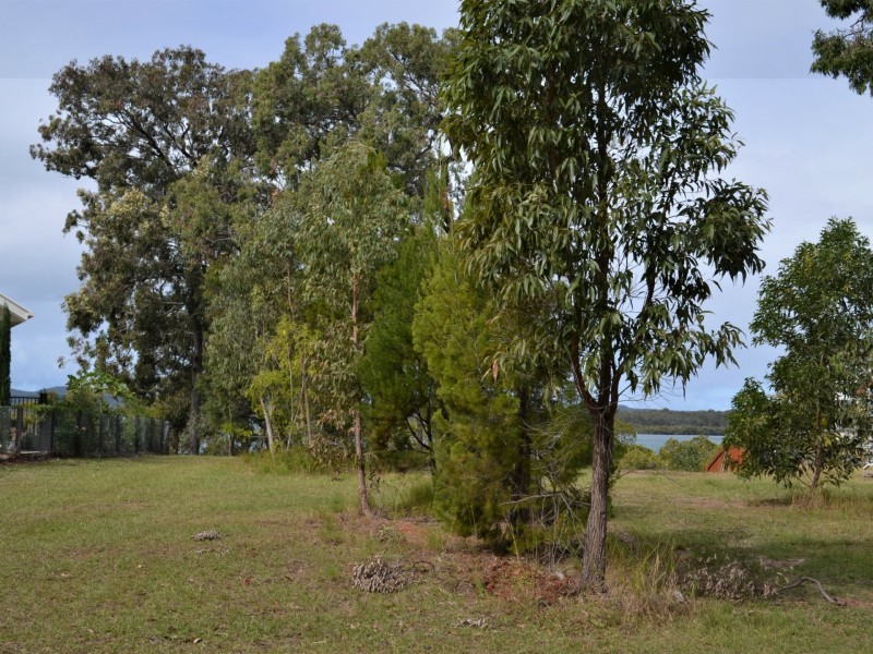 21 Blue Bay Crescent, Macleay Island QLD 4184