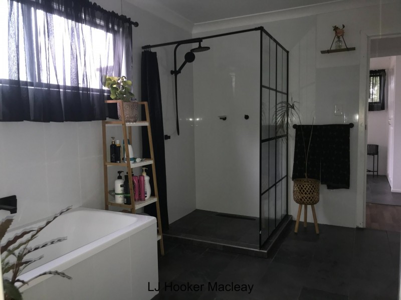 10 Curlew Street, Macleay Island QLD 4184