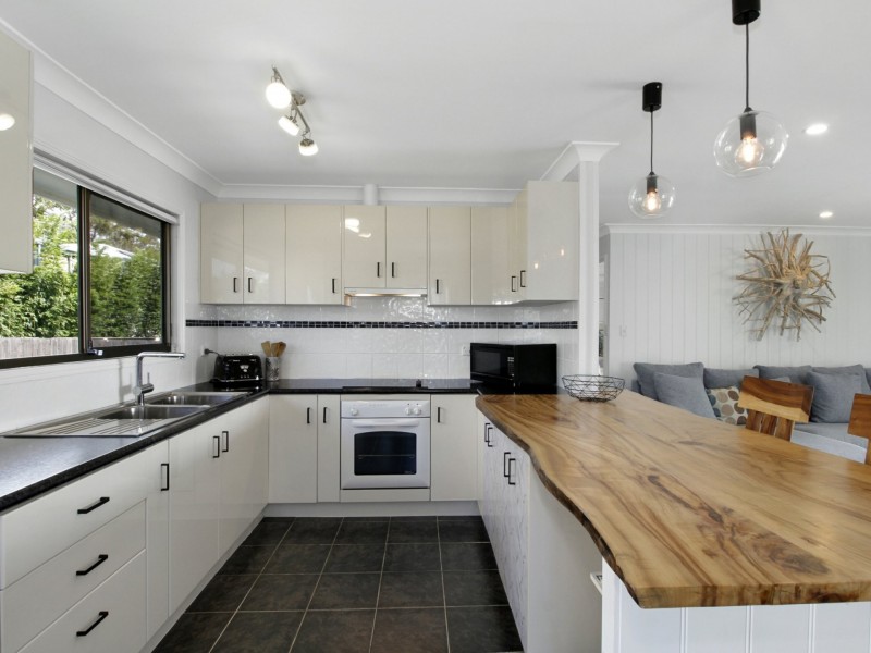 18 Kim Crescent, Macleay Island QLD 4184