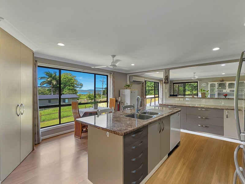 130-132 LUCAS dr, Lamb Island QLD 4184