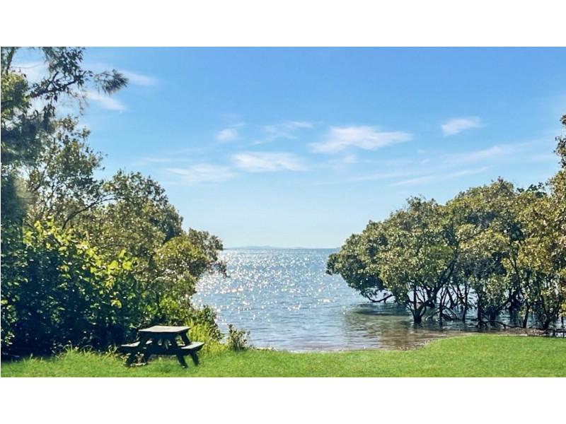 33 Blue Bay Crescent, Macleay Island QLD 4184