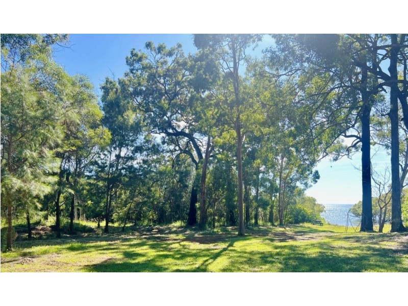 33 Blue Bay Crescent, Macleay Island QLD 4184