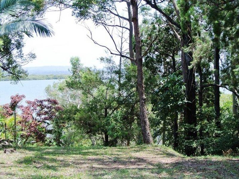 33 Coast Road, Macleay Island QLD 4184