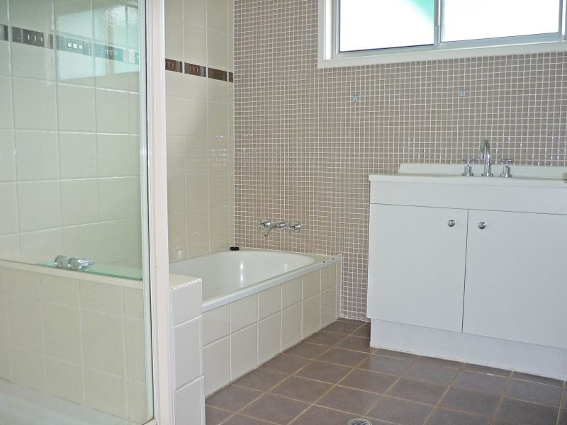 15 Hamilton Pde, Macleay Island QLD 4184