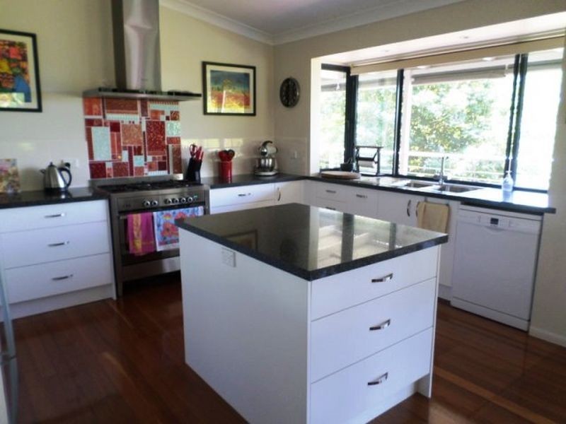 27 Kooberry Street, Macleay Island QLD 4184