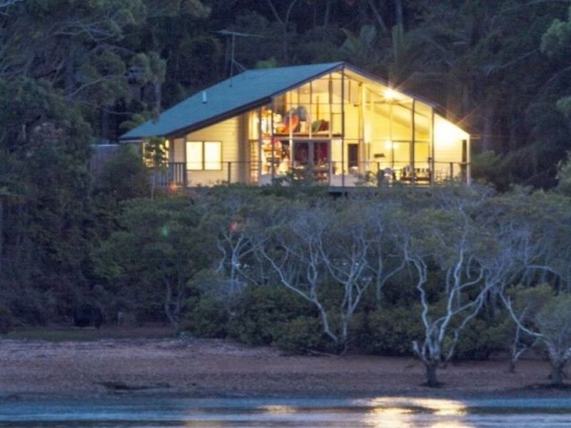 12 Russell Terrace, Macleay Island QLD 4184