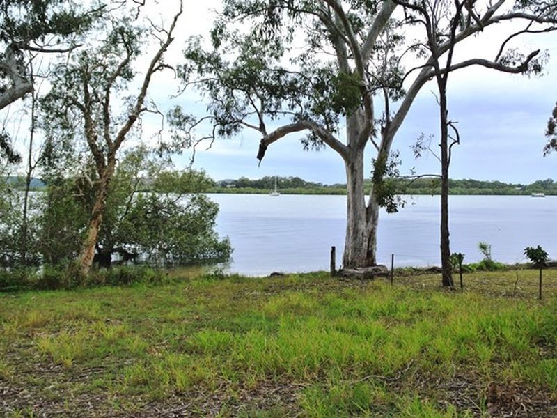 16-18 Weeroona Avenue, Macleay Island QLD 4184