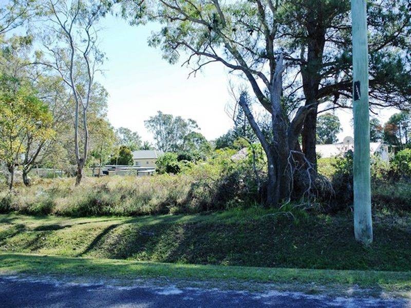 33 Hamilton Parade, Macleay Island QLD 4184