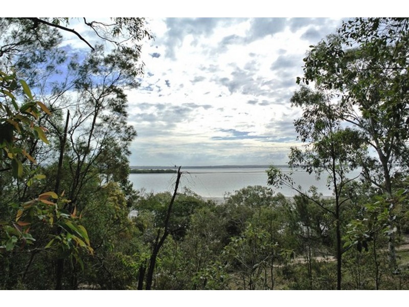 11 Coast Road, Macleay Island QLD 4184
