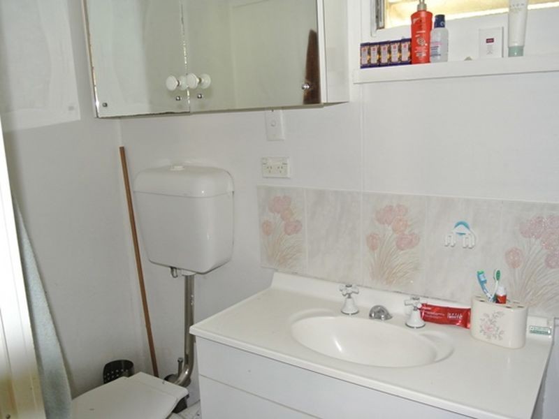 29 Charles Tce, Macleay Island QLD 4184