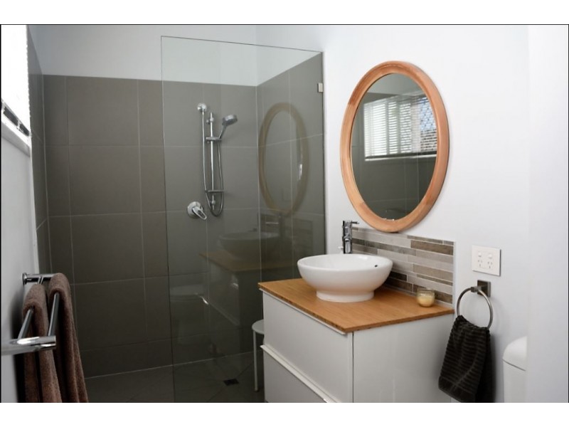 10 Natone Tce, Macleay Island QLD 4184