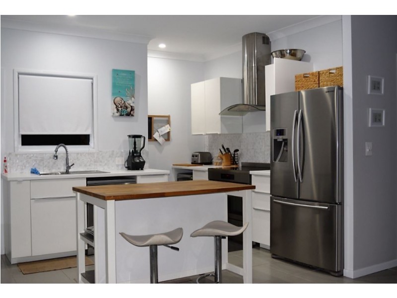 10 Natone Tce, Macleay Island QLD 4184