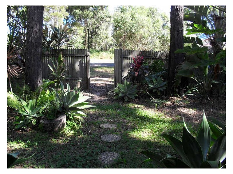 31 Calm Waters Cres, Macleay Island QLD 4184
