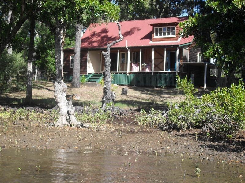 31 Calm Waters Cres, Macleay Island QLD 4184