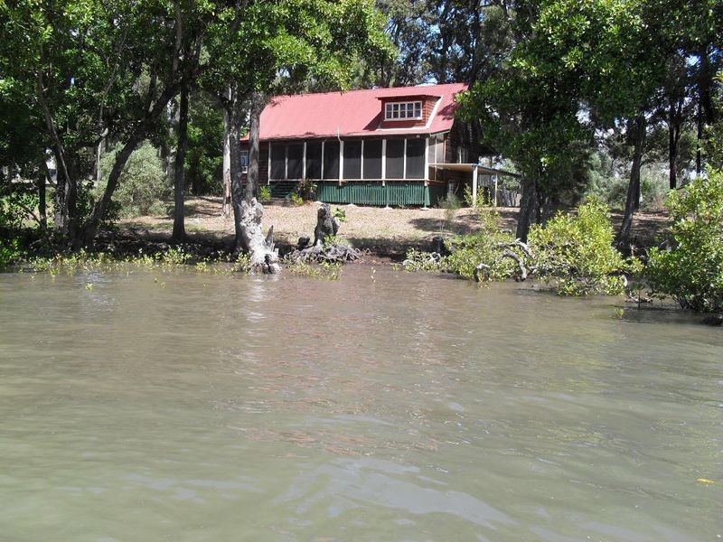 31 Calm Waters Cres, Macleay Island QLD 4184