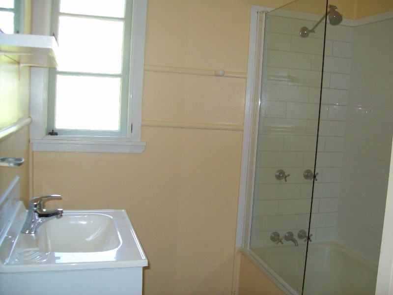 10 Rhodes Street, Macleay Island QLD 4184