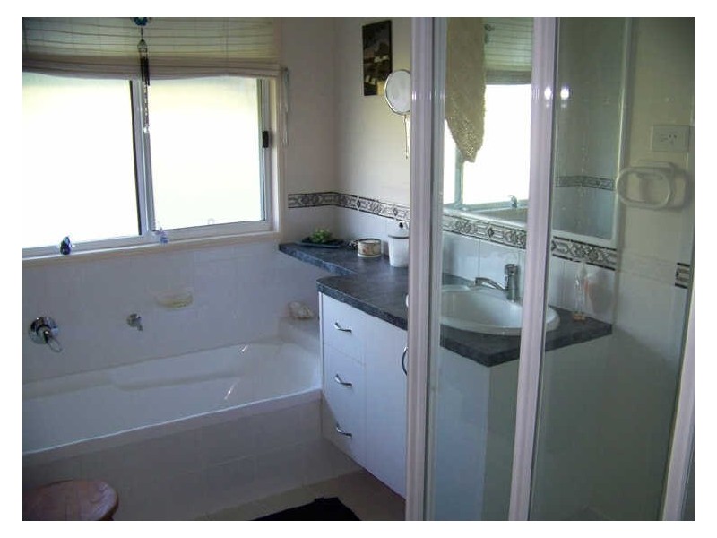 1 Link st, Lamb Island QLD 4184