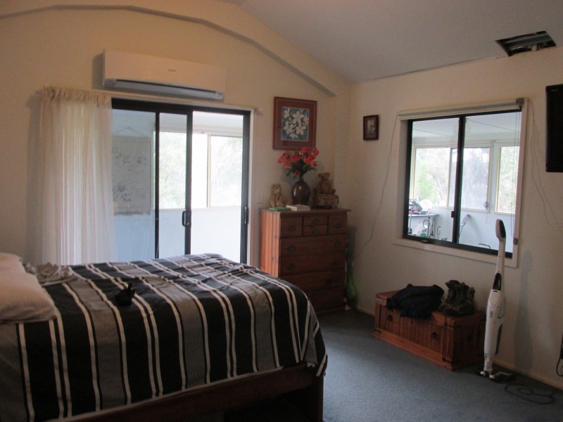 1 Waterside Drive, Macleay Island QLD 4184