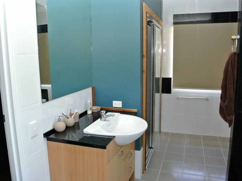 2-4 Lovell Pde, Lamb Island QLD 4184