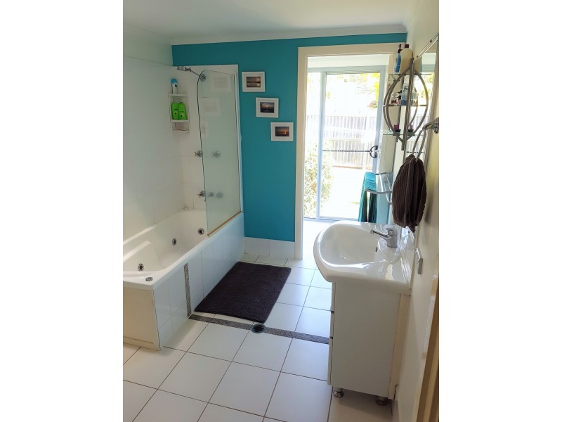 5 Granadilla Street, Macleay Island QLD 4184