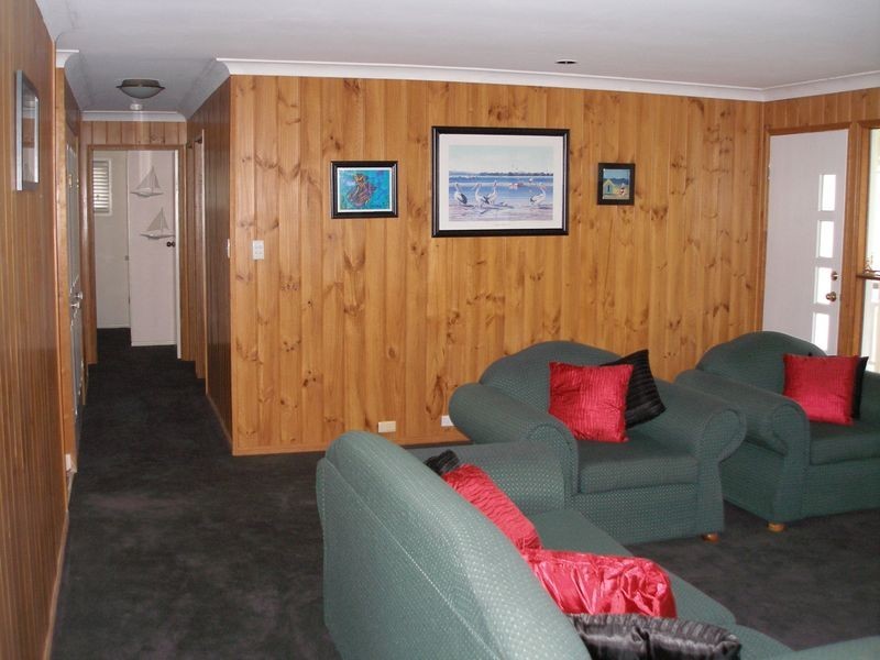 18 Kim Cres, Macleay Island QLD 4184