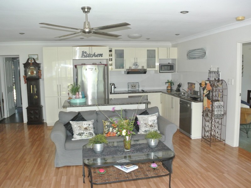 141 High Central Road, Macleay Island QLD 4184