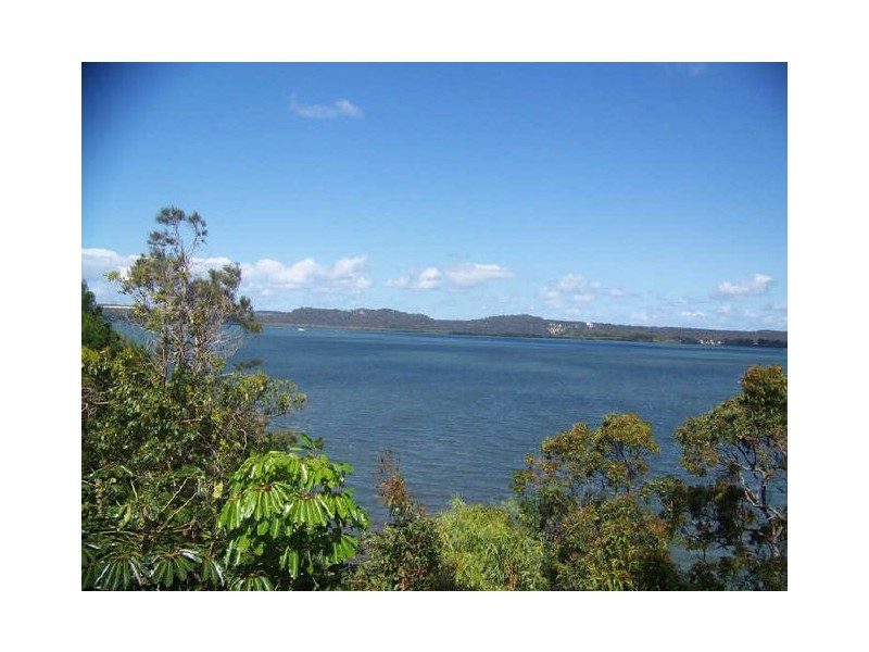 10 Tina av, Lamb Island QLD 4184
