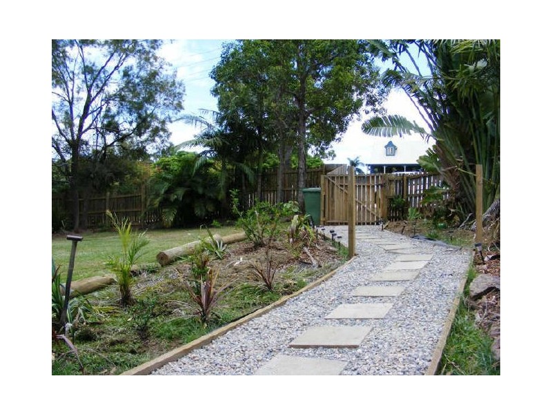 2 Alistair Crt, Macleay Island QLD 4184