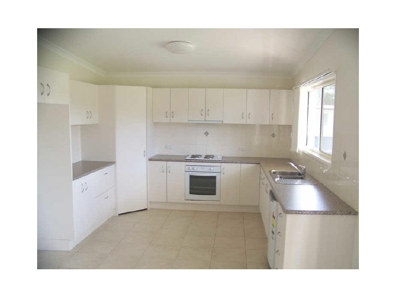 8 Betty St, Macleay Island QLD 4184