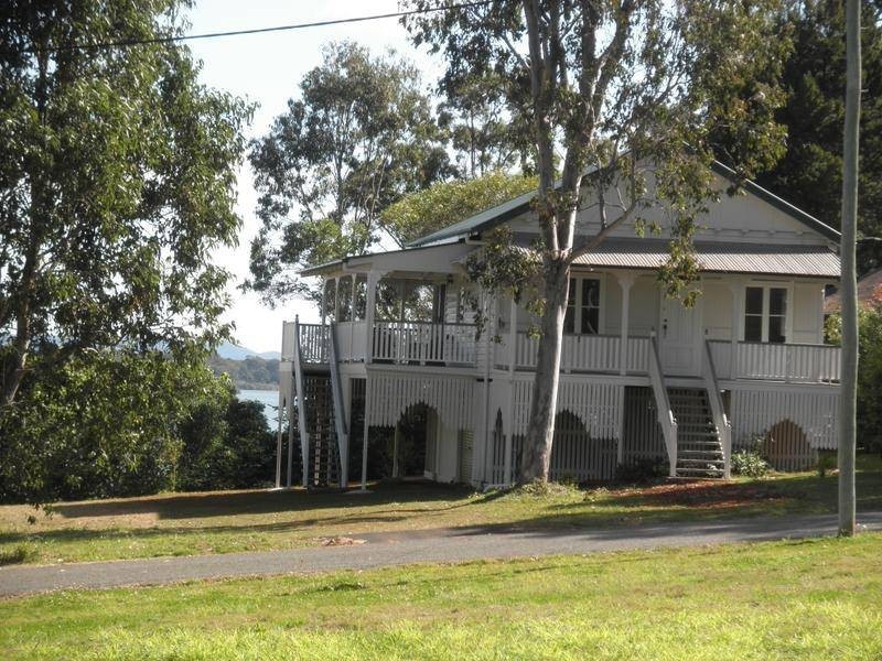 12 Thompson Esplanade, Russell Island QLD 4184