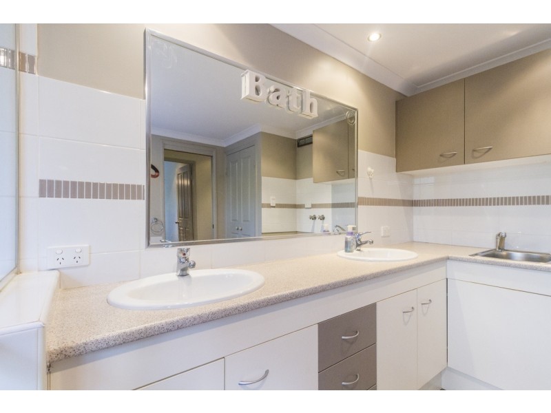 9 Kings Road, Russell Island QLD 4184