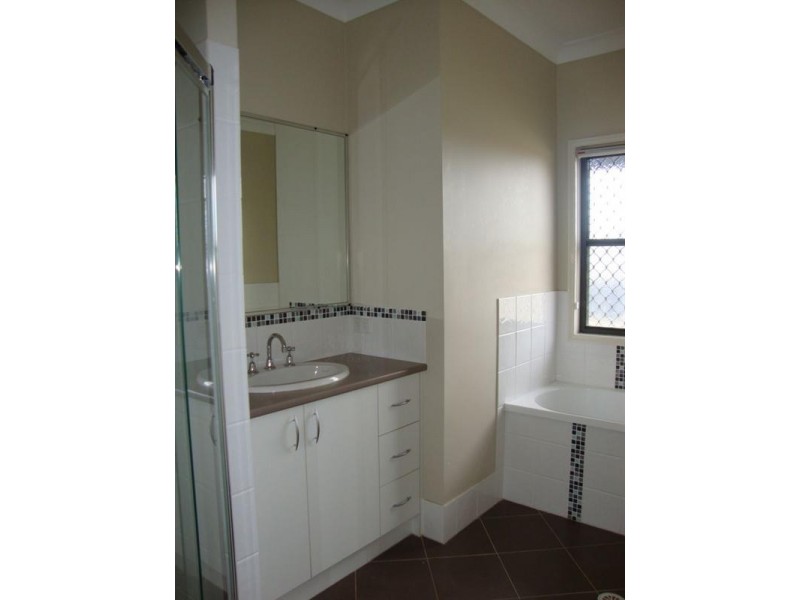 8 Huntly Place, Redland Bay QLD 4165