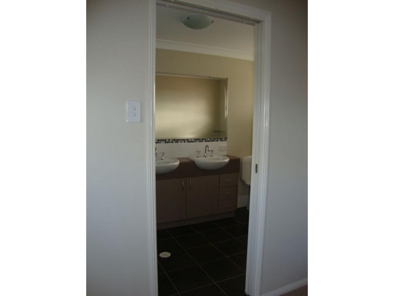 8 Huntly Place, Redland Bay QLD 4165