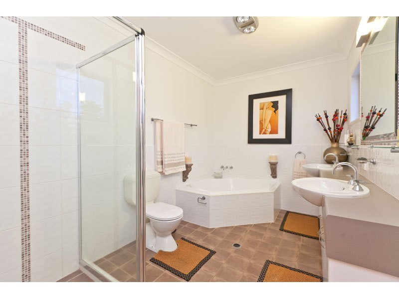 2 Haslingden Drive, Redland Bay QLD 4165