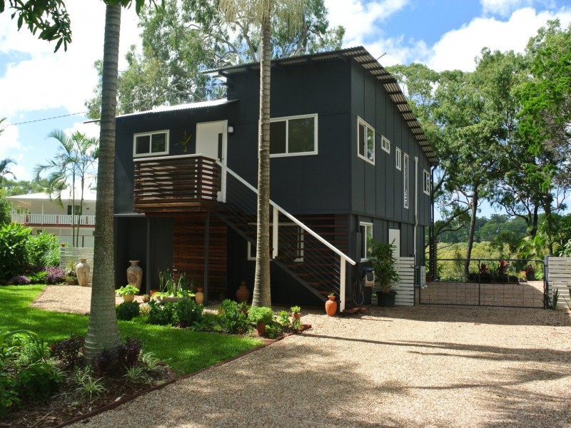 2 Waterside Drive, Macleay Island QLD 4184