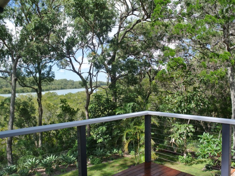2 Waterside Drive, Macleay Island QLD 4184