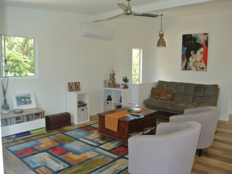 2 Waterside Drive, Macleay Island QLD 4184