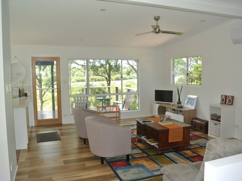 2 Waterside Drive, Macleay Island QLD 4184