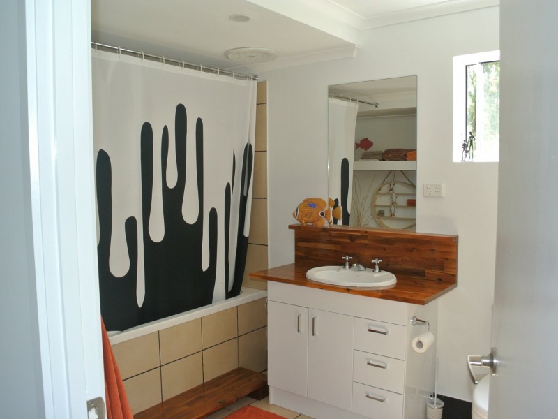 2 Waterside Drive, Macleay Island QLD 4184