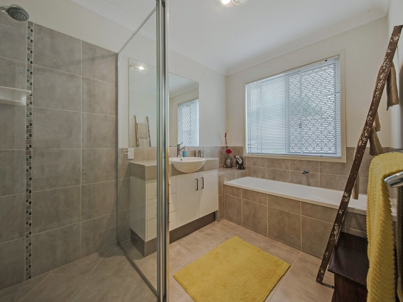 9 Bream Place, Redland Bay QLD 4165