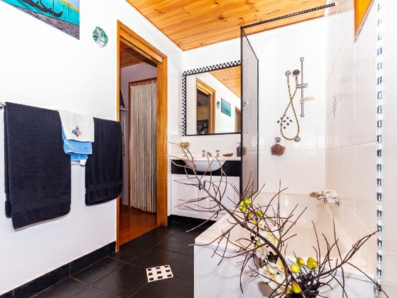 82 Treasure Island Avenue, Karragarra Island QLD 4184